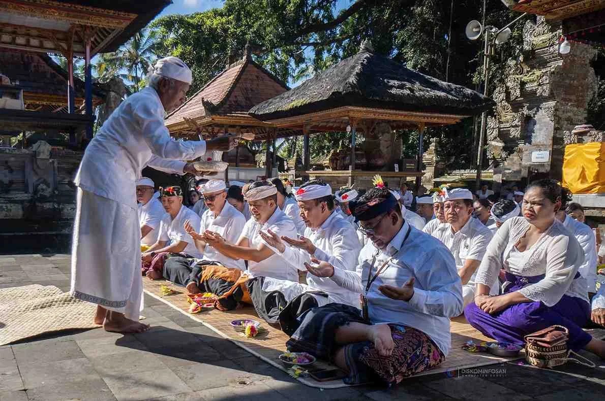 Bupati Bangli Sang Nyoman Sedana Arta dan jajaran saat melaksanakan persembahyangan bersama di Pura Kehen dalam rangka HUT Kota Bangli ke-822.