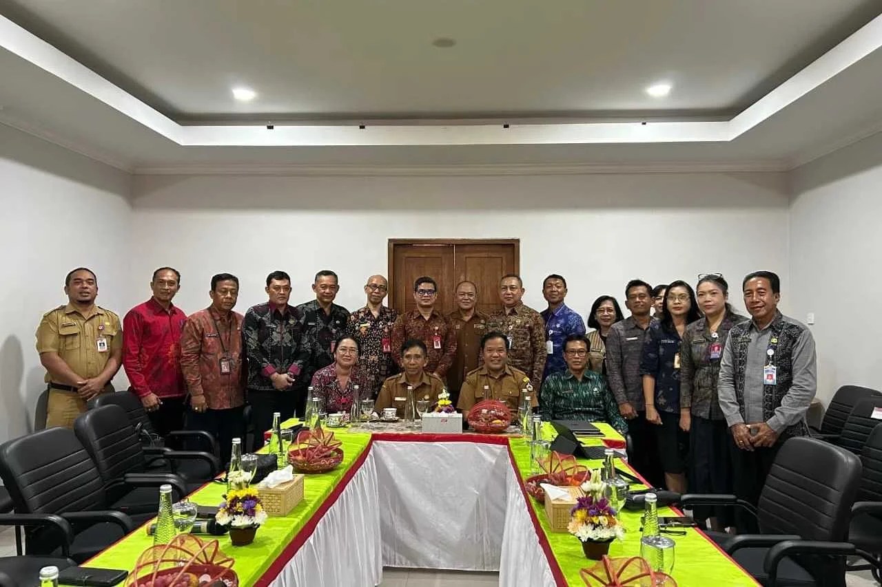Kepala Diskominfosan Bangli I Nyoman Murditha bersama panitia saat membuka penyisihan Junior Sentinel Challenge 2026 di Ruang Rapat Krisna.