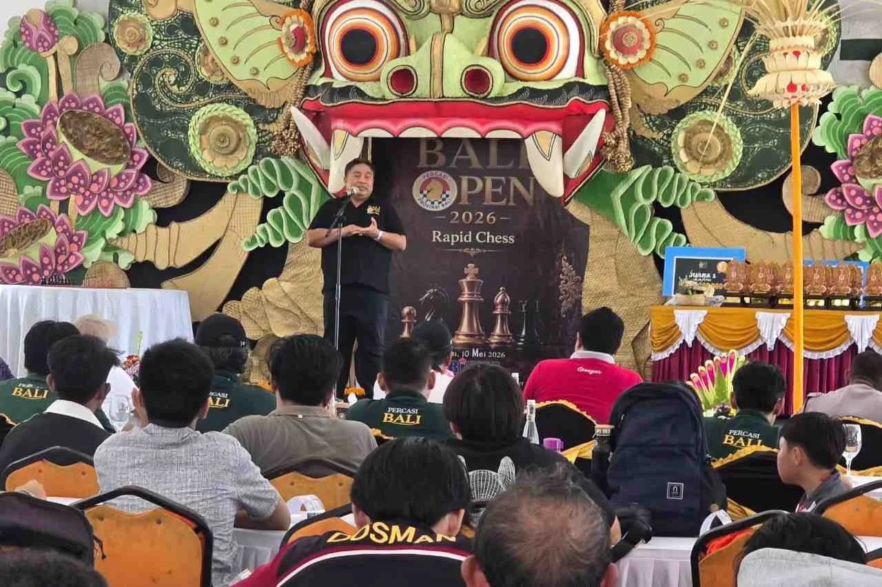Suasana pertandingan Bali Open 2026 Rapid Chess Tournament yang diikuti ratusan peserta di Krisna Oleh-Oleh Blangsinga.