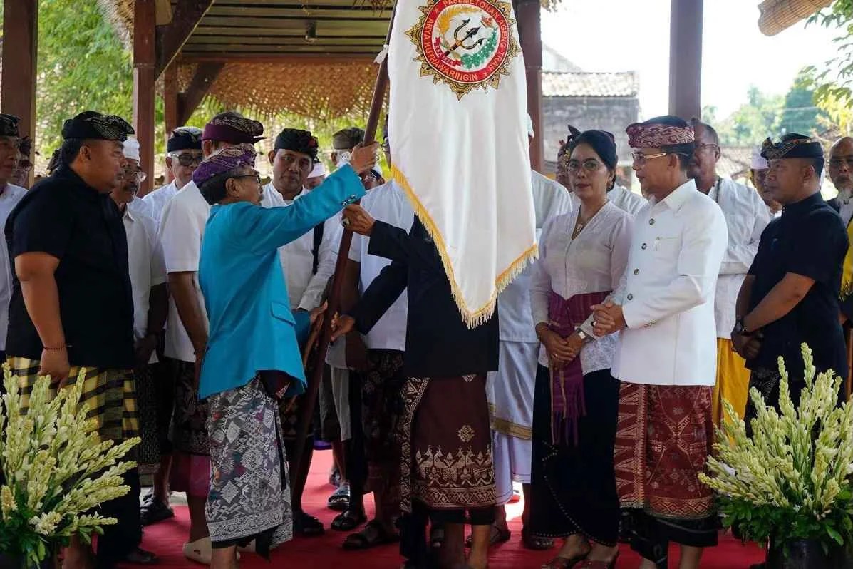 Bupati Klungkung I Made Satria saat menghadiri pengukuhan Pengurus Ageng Pasemetonan Trah Arya Kuthawaringin di Abiansemal, Badung.