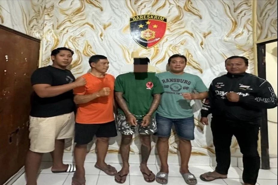 Terduga pelaku pembakaran bengkel saat diamankan oleh Tim Opsnal Polsek Payangan beserta barang bukti sepeda motor.