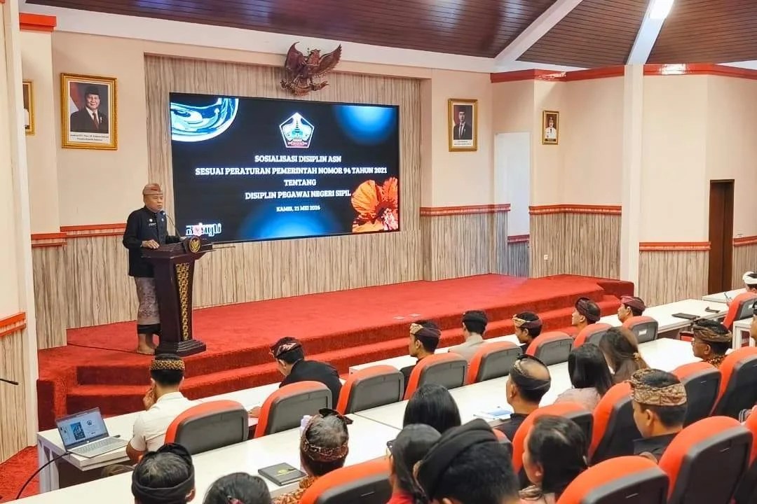 Sekda Bangli Drs. I Dewa Bagus Riana Putra didampingi Kepala BKPSDM saat memberikan pengarahan dalam Sosialisasi Disiplin ASN di Gedung BMB.