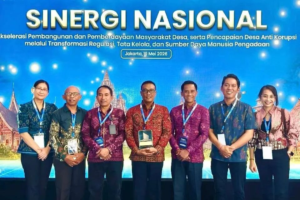 Prosesi penyerahan penghargaan Desa Matang Pengadaan oleh Wamen Desa PDT Ahmad Riza Patria kepada perwakilan Pemerintah Desa Banjarangkan Klungkung.