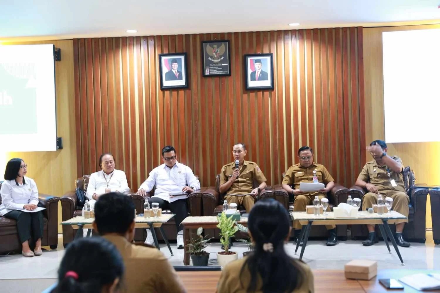Wakil Bupati Klungkung Tjokorda Gde Surya Putra saat menerima dokumen hasil pemeriksaan terinci LKPD 2025 dari Tim BPK RI Bali.