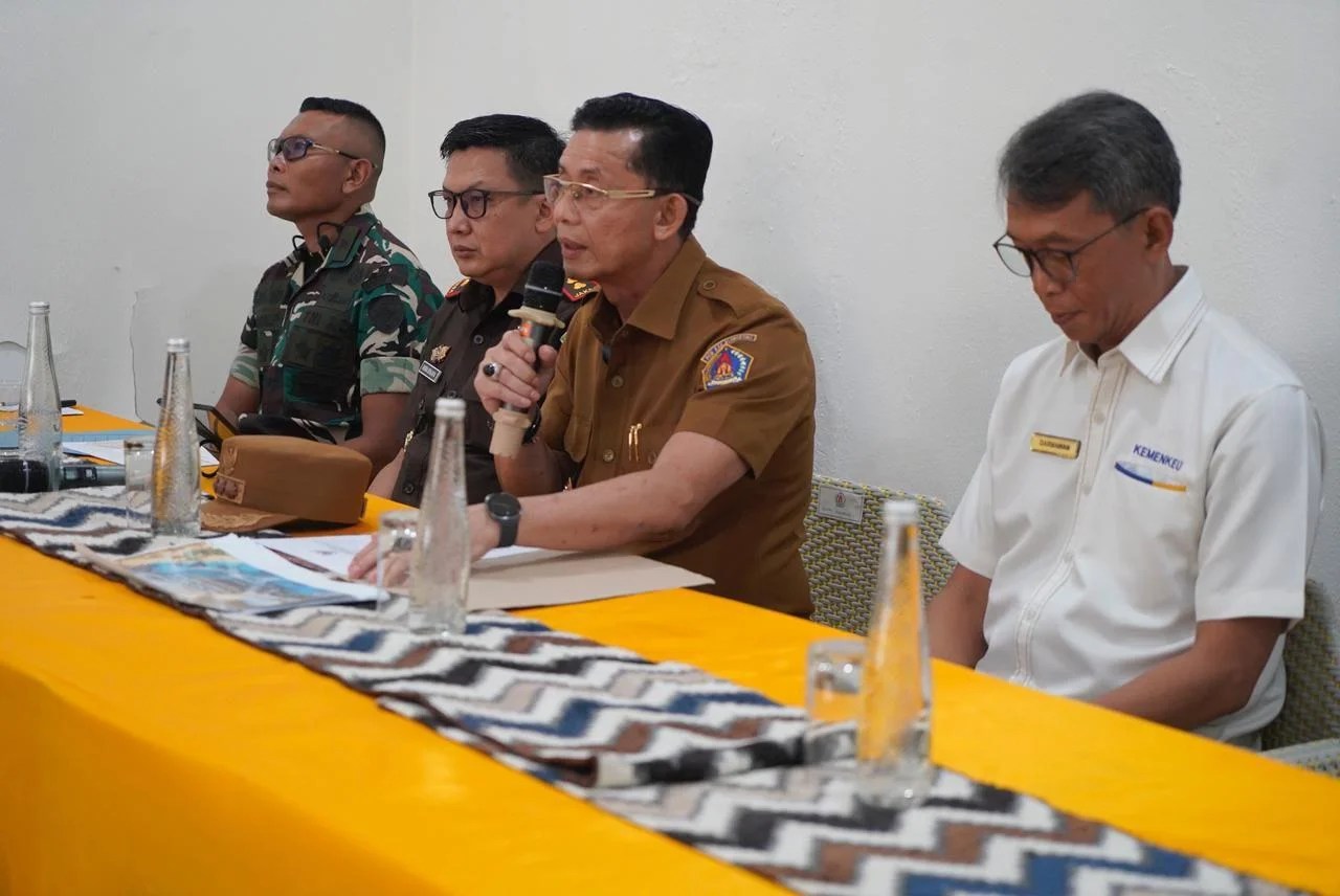 Bupati Klungkung I Made Satria saat memberikan arahan dalam sosialisasi pemahaman pajak daerah di Nusa Penida.