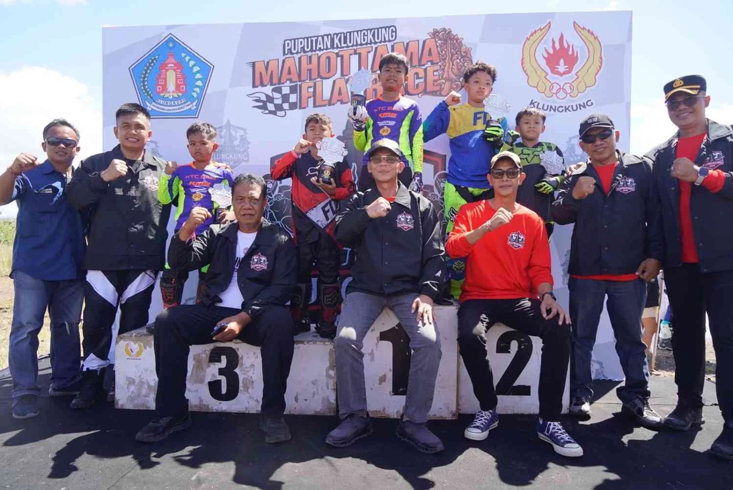 Bupati Klungkung I Made Satria dan Wakil Bupati Tjokorda Gde Surya Putra saat membuka secara resmi ajang Mahottama FlatRace 2026 di PKB Gunaksa.