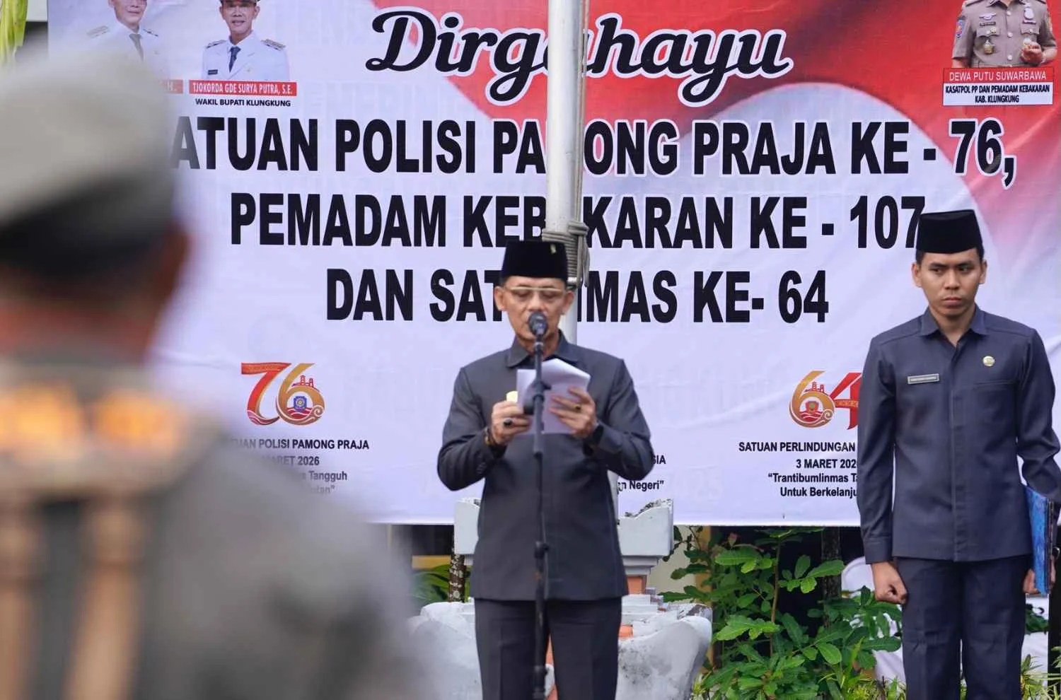 Bupati Klungkung I Made Satria saat memberikan arahan pada apel peringatan HUT Satpol PP, Satlinmas, dan Damkar di Kantor Bupati Klungkung.