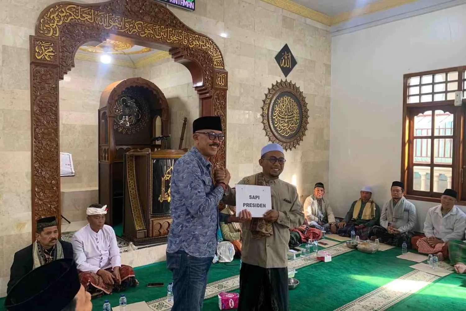 Wakil Bupati Bangli I Wayan Diar saat menyerahkan bantuan sapi kurban secara simbolis kepada panitia di Masjid Al-Muhajirin.