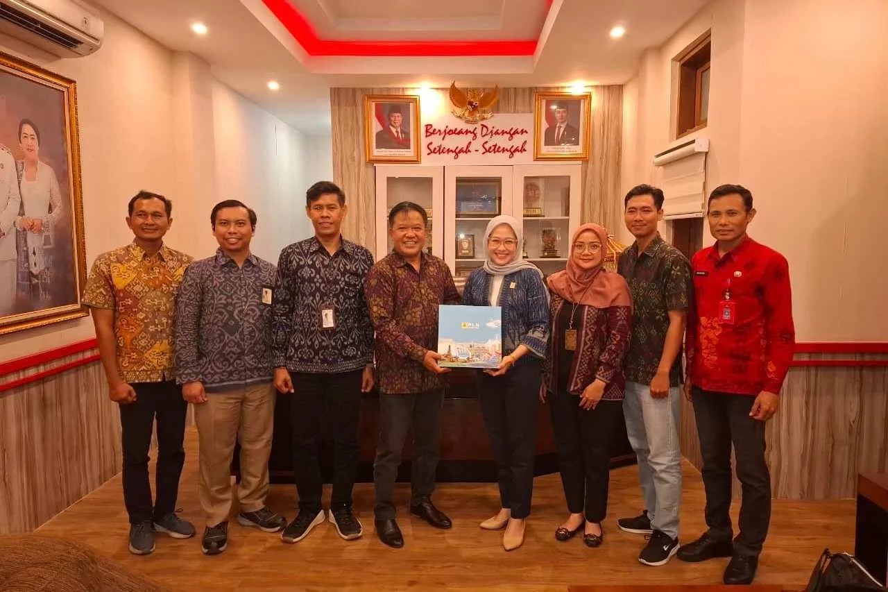 Bupati Bangli Sang Nyoman Sedana Arta saat menerima audiensi jajaran manajemen PLN UP3 Bali Timur di Kantor Bupati Bangli.