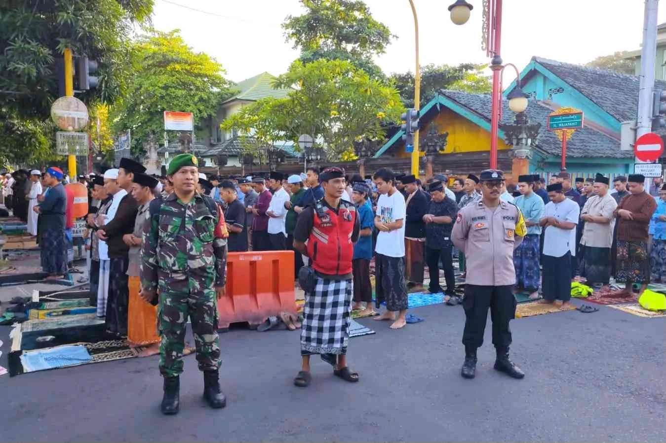 Ribuan jemaah saat melaksanakan Sholat Idul Adha 1447 H dengan khusyuk di area Masjid Agung Al-A’la Gianyar dan halaman sekitarnya.