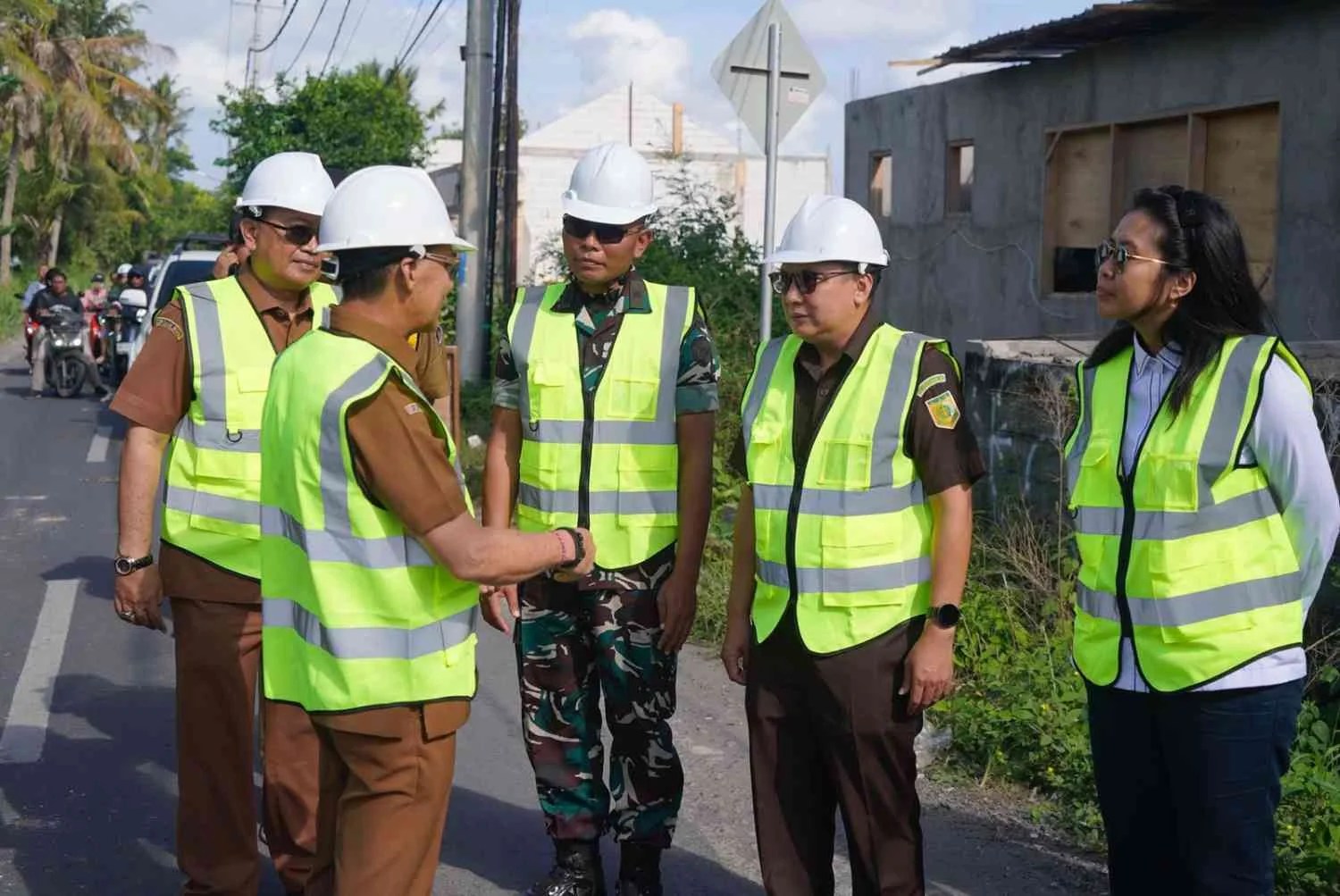 Bupati Klungkung I Made Satria saat melakukan launching proyek peningkatan jalan Sampalan-Toyapakeh di Nusa Penida.