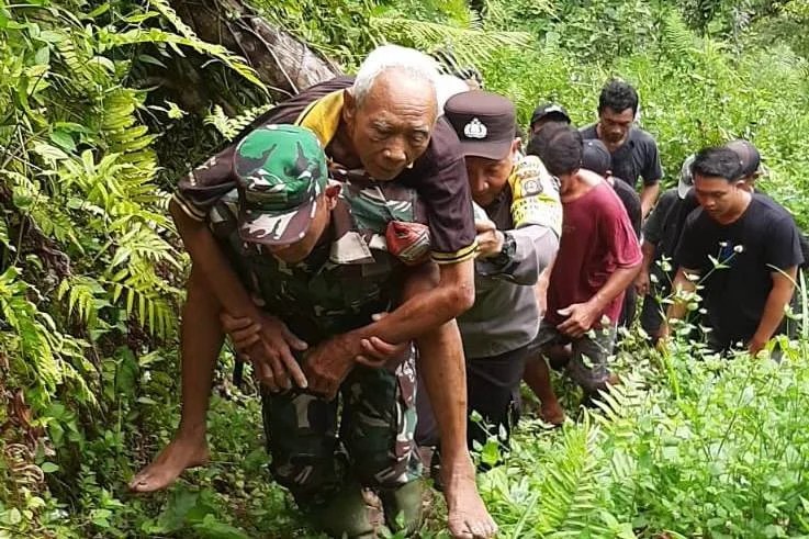 Tim gabungan BPBD Gianyar bersama warga saat melakukan evakuasi penyelamatan lansia dari dasar jurang Tukad Petanu.