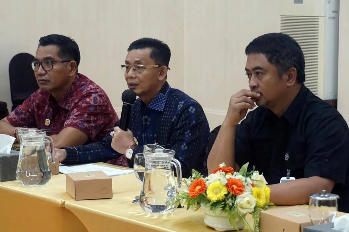 Bupati Klungkung I Made Satria saat disambut oleh Kepala Perwakilan BPK RI Provinsi Bali I Gusti Ngurah Satria Perwira dalam acara penyusunan Action Plan LKPD.