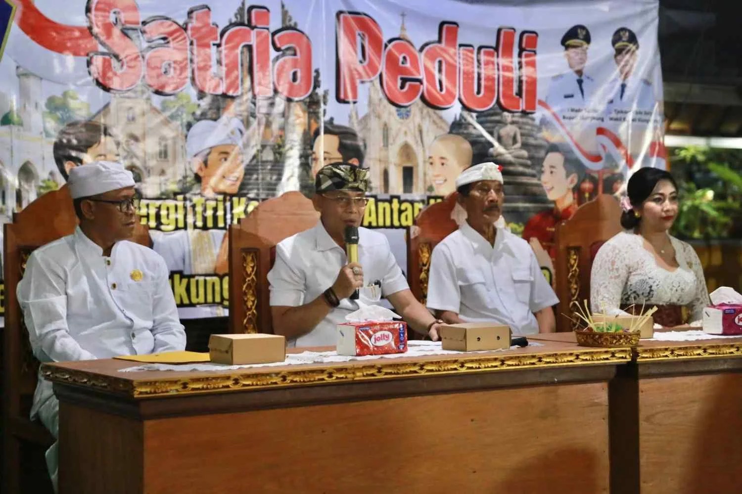 Bupati Klungkung I Made Satria didampingi Kaban Kesbangpol saat meluncurkan program Satria Peduli di Taman Yadnya Desa Takmung.