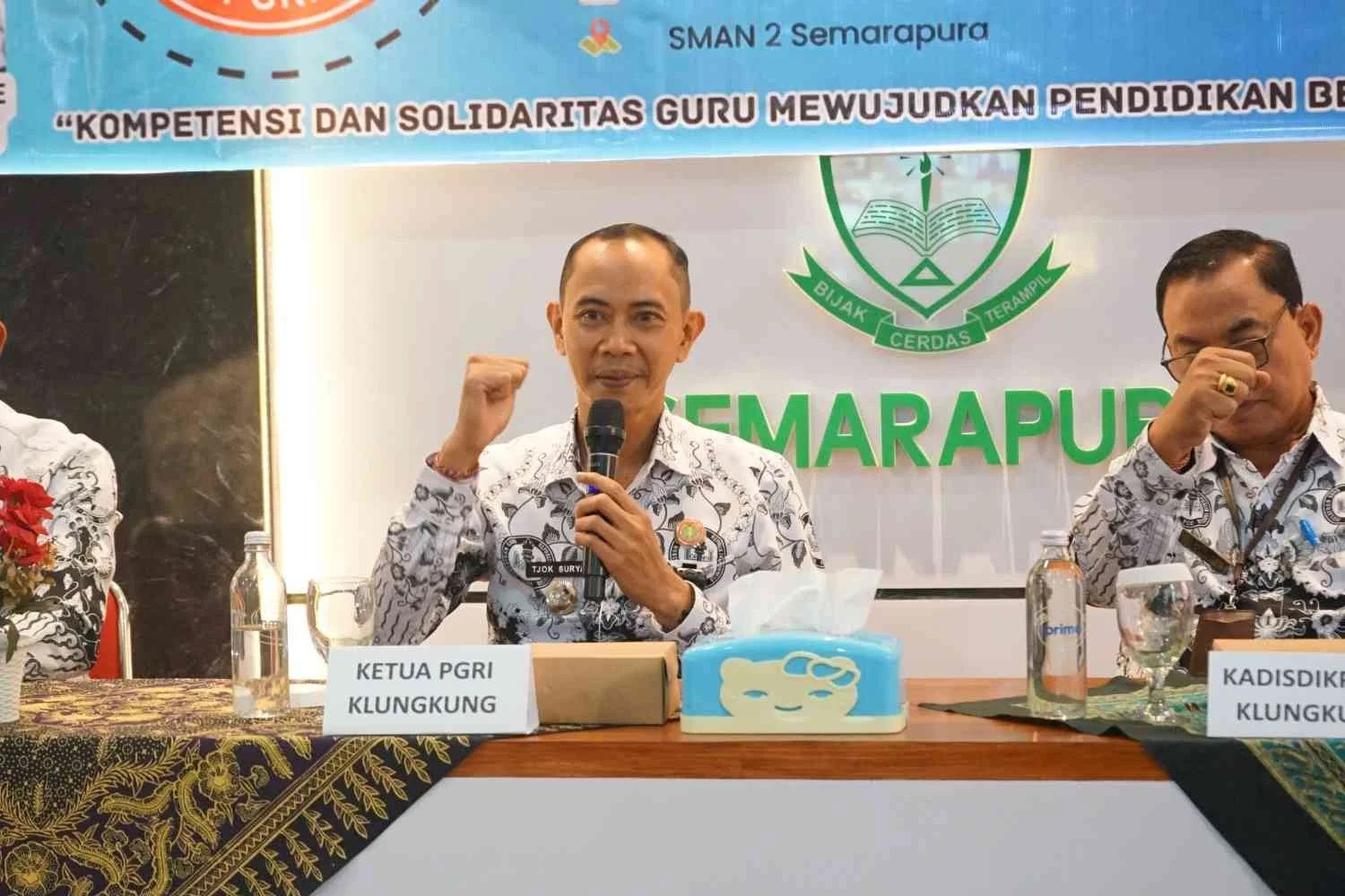 Wakil Bupati Klungkung Tjokorda Gde Surya Putra saat memberikan arahan dan membuka Seminar Pendidikan Implementasi STEM di SMAN 2 Semarapura.