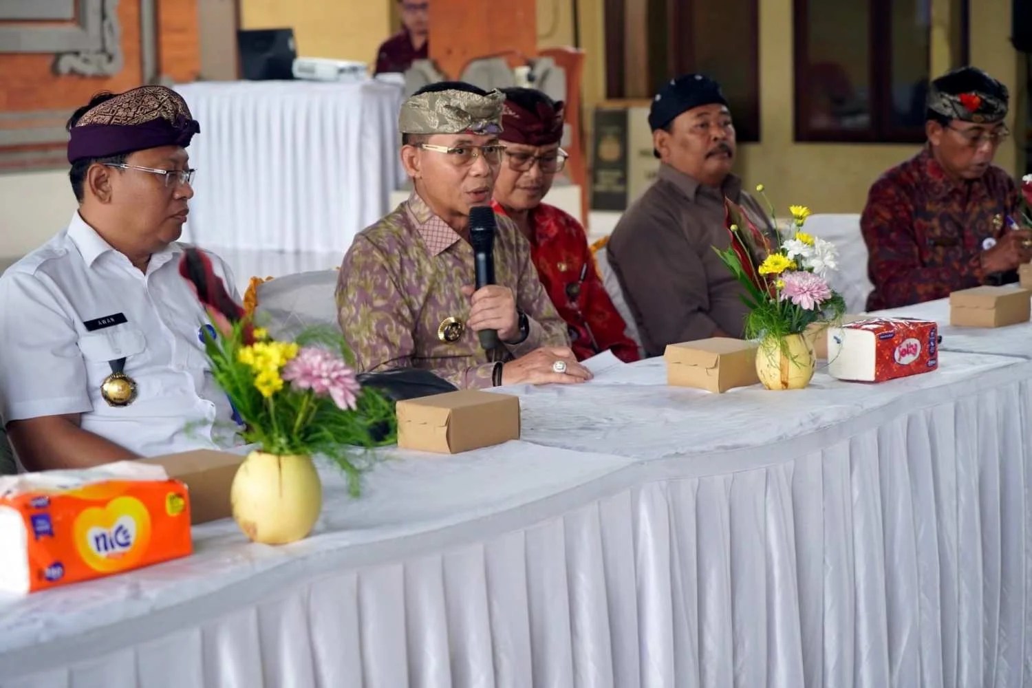 Bupati Klungkung I Made Satria saat memberikan sambutan dalam pembukaan Sosialisasi P4GN bagi bendesa adat se-Kecamatan Banjarangkan.
