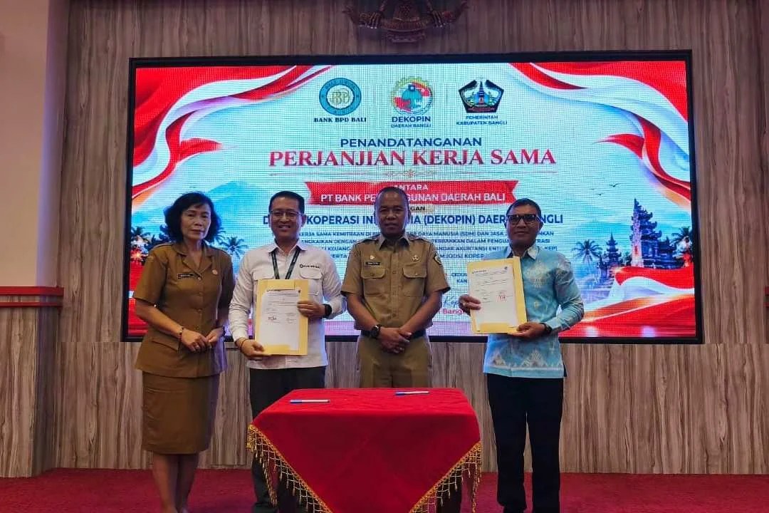 Perkuat Koperasi Lewat Digitalisasi dan SA KEP, BPD Bali dan Dekopinda Jalin Kerja Sama Strategis. BANGLI – Pemerintah Kabupaten Bangli mengambil langkah taktis untuk memperkuat ekonomi kerakyatan melalui sinergi antara sektor perbankan dan koperasi. Langkah ini diwujudkan melalui penandatanganan Perjanjian Kerja Sama (PKS) antara Bank BPD Bali dengan Dewan Koperasi Indonesia Daerah (Dekopinda) Kabupaten Bangli. Acara yang berpusat di Gedung Bukti Mukthi Bakthi, Kantor Bupati Bangli pada Senin (25/5/2026) ini dibuka langsung oleh Sekretaris Daerah (Sekda) Bangli, I Dewa Bagus Riana Putra. Kerja sama strategis ini difokuskan pada kemitraan di bidang pengembangan Sumber Daya Manusia (SDM) dan pemanfaatan Jasa-Jasa Perbankan. Tidak sekadar seremonial, agenda ini langsung dirangkaikan dengan sosialisasi krusial mengenai modernisasi tata kelola koperasi. Dalam sambutannya, Sekda Bangli I Dewa Bagus Riana Putra memberikan apresiasi tinggi terhadap inisiatif ini. Menurutnya, di era transformasi digital, koperasi sebagai sokoguru perekonomian dituntut untuk bergerak lebih profesional. "Sinergi antara lembaga perbankan dan gerakan koperasi menjadi sangat penting guna meningkatkan daya saing koperasi agar mampu berkembang secara sehat dan berkelanjutan," ujar Dewa Bagus Riana Putra. Ia berharap kolaborasi ini membawa dampak instan dan nyata bagi seluruh koperasi di Bangli, khususnya dalam mendongkrak kapasitas SDM, kemudahan akses modal, serta tata kelola keuangan yang akuntabel. Pimpinan Bank BPD Bali Cabang Bangli, I Gede Agus Kustayasa Putra, menegaskan komitmen penuhnya untuk mengawal proses transisi digital ekosistem koperasi di Bangli melalui layanan perbankan yang terintegrasi. "Kami di Bank BPD Bali tidak hanya berperan sebagai penyedia akses pemanduan modal, tetapi juga sebagai motor penggerak digitalisasi keuangan ekosistem koperasi," tegas Gede Agus. Ia menambahkan, lewat implementasi layanan digital banking dan pendampingan penerapan Standar Akuntansi Entitas Privat (SA KEP), Bank BPD Bali ingin memastikan koperasi di Bangli naik kelas dengan laporan keuangan yang kredibel serta transaksi yang cepat, aman, dan efisien. Ketua Dekopinda Bangli, I Wayan Suana, menyambut baik kemitraan ini. Ia mengakui bahwa adaptasi teknologi dan standardisasi laporan keuangan baru merupakan tantangan terbesar yang dihadapi pengurus koperasi saat ini. "Sosialisasi SA KEP dan pengisian ODS (Online Data System) nasional ini adalah jawaban atas kebutuhan pengurus koperasi. Dekopinda Bangli berkomitmen penuh mendorong peningkatan kapasitas SDM pengurus agar lebih akuntabel, sehingga kepercayaan anggota maupun mitra bisnis semakin meningkat," urai Wayan Suana. Dalam sosialisasi tersebut, para pengurus koperasi dibekali dengan empat materi utama yang dibedah langsung untuk kemajuan tata kelola lembaga yakni Digitalisasi Keuangan: Kebutuhan mutlak (bukan lagi pilihan) untuk menghadirkan pelayanan yang cepat, efektif, dan tepercaya. Akses Pembiayaan: Membuka jalan bagi koperasi untuk mengembangkan usaha produktif dengan daya saing tinggi. Penerapan SA KEP: Standar akuntansi baru untuk melejitkan kualitas laporan keuangan agar lebih transparan di mata mitra usaha dan lembaga keuangan. Pengisian ODS Koperasi: Mendukung validitas data koperasi secara nasional demi merumuskan kebijakan pembinaan pemerintah yang tepat sasaran. "Saya mengajak seluruh pengurus koperasi agar mengikuti kegiatan ini dengan sungguh-sungguh, memanfaatkan kesempatan untuk berdiskusi dan menggali informasi sebanyak-banyaknya," tutup Sekda Bangli. Acara ini dihadiri oleh jajaran Bank BPD Bali Cabang Bangli, pengurus Dekopinda Bangli, Kepala Dinas Koprasi Usaha Kecil Menengah Dan Tenaga Kerja, serta para pengurus dan pengawas koperasi se-Kabupaten Bangli. Sesi pemaparan materi dipandu langsung oleh narasumber ahli, Dewa Gede Widnyana Putra, seorang profesional yang berpengalaman luas sebagai konsultan di bidang Koperasi, UMKM, dan Lembaga Keuangan.