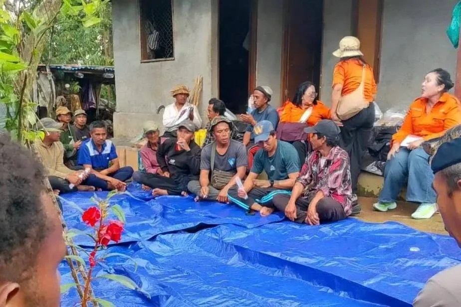 Akademisi Agroteknologi Unwar saat memberikan edukasi penanganan hama lalat buah dan teknik fermentasi pupuk kepada petani jeruk di Desa Buahan Kaja Payangan.