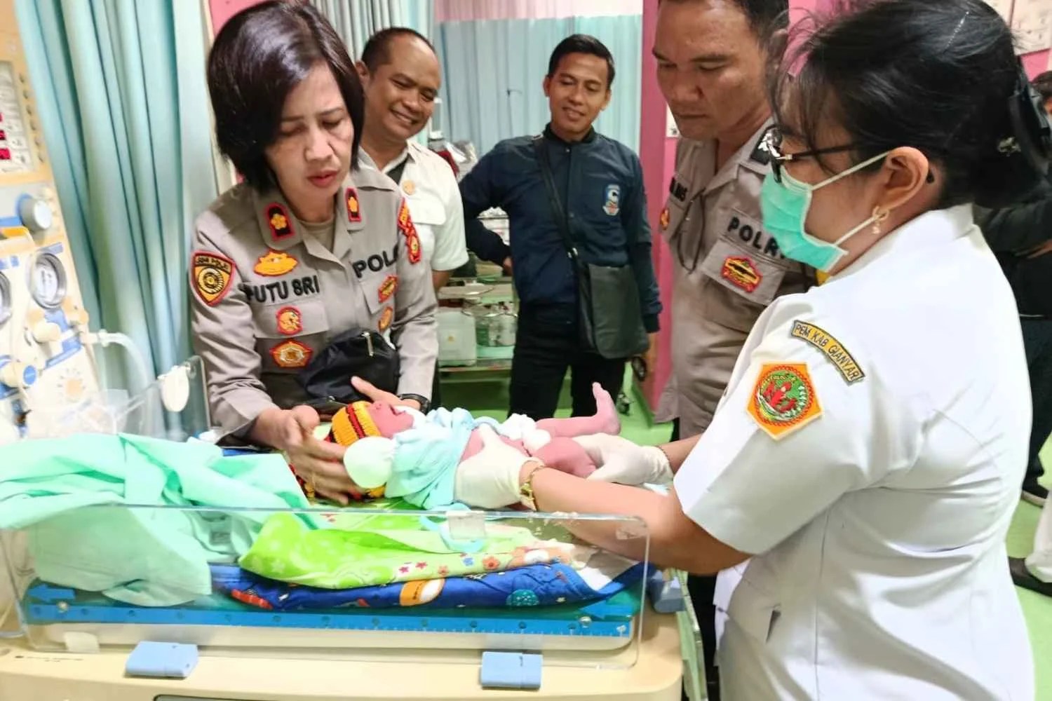 Kapolsek Blahbatuh Kompol Luh Putu Sri Sumartini saat meninjau kondisi bayi laki-laki yang ditemukan di persawahan Desa Buruan.