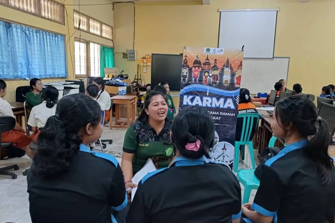 Penyuluh Agama Hindu Kemenag Klungkung saat berdialog santai memberikan pendampingan mental dan spiritual kepada siswa SMKN 1 Klungkung dalam program KARMA.