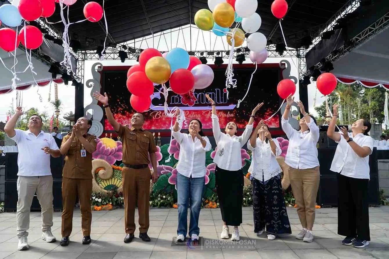 Ny. Sariasih Sedana Arta didampingi pejabat terkait saat melepas balon pembukaan lomba PAUD HUT Bangli ke-822.