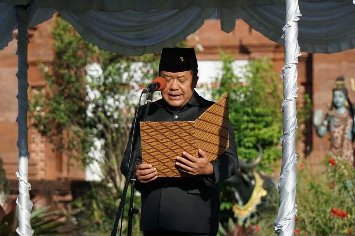 Bupati Bangli Sang Nyoman Sedana Arta saat bertindak sebagai inspektur upacara dalam Peringatan Hari Kebangkitan Nasional ke-118 di halaman Kantor Bupati.