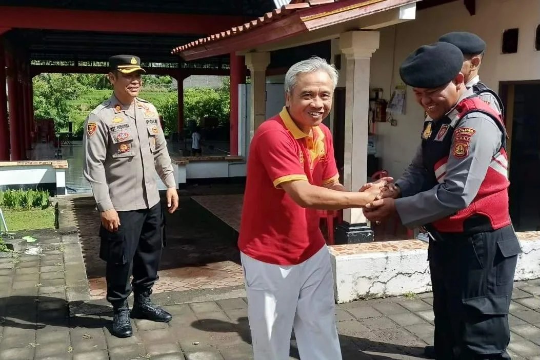 Kapolsek Klungkung Kompol I Gusti Ngurah Yudistira saat melaksanakan silaturahmi dan koordinasi kamtibmas bersama Ketua Vihara Dharma Ratna.