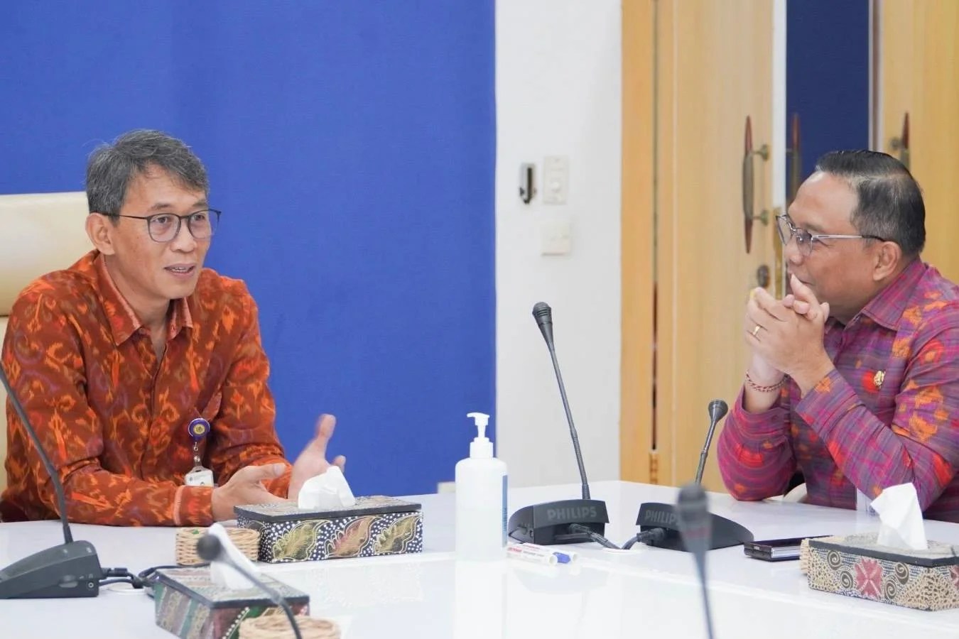 Sekda Klungkung Anak Agung Gede Lesmana bersama Kakanwil DJP Bali Darmawan saat menunjukkan berkas Keputusan Bersama di Denpasar.