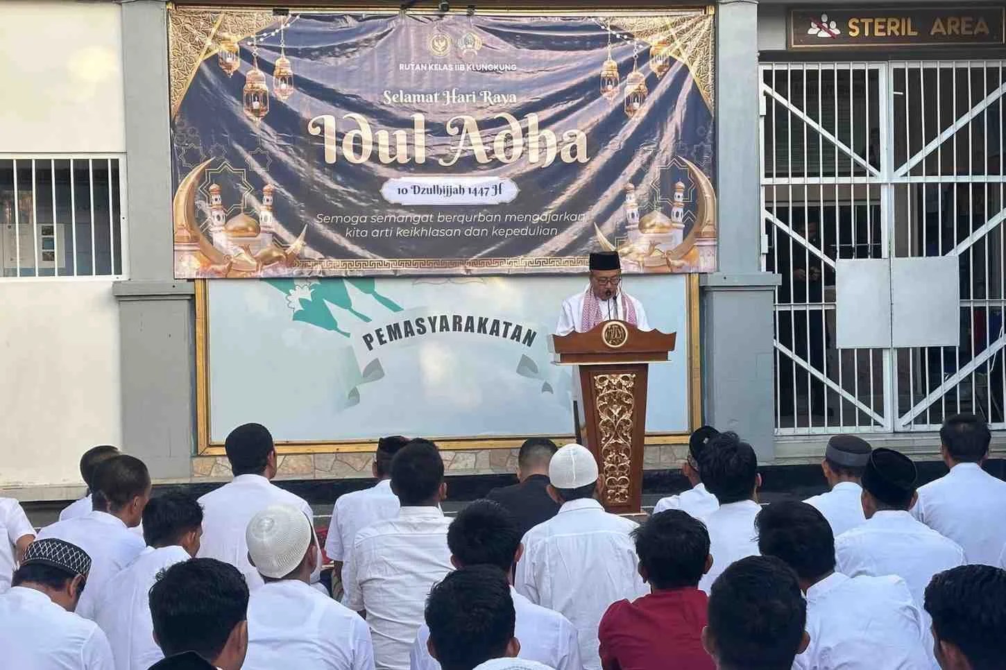 Suasana khidmat warga binaan bersama petugas saat melaksanakan Shalat Idul Adha 1447 H berjemaah di area Rumah Tahanan Negara Klungkung.
