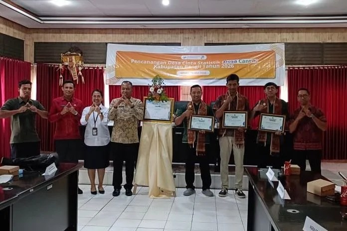 Sekretaris Daerah Kabupaten Bangli I Dewa Bagus Riana Putra saat mengukuhkan Agen Statistik Desa Cantik 2026 di Ruang Rapat Krisna.