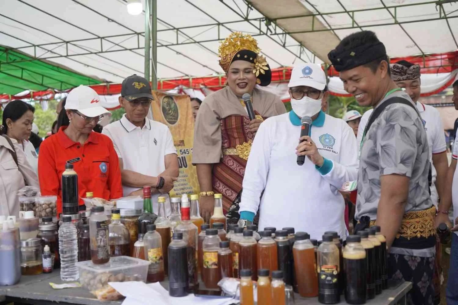 Bupati Klungkung I Made Satria bersama Ny. Putri Koster dan Ny. Eva Satria saat meninjau stan UMKM di Pasar Rakyat TP PKK.