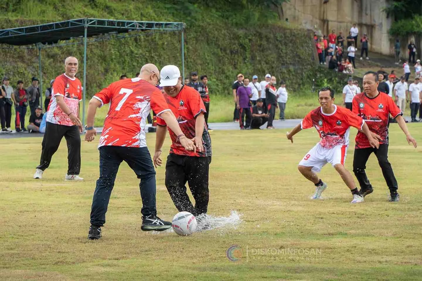 Meski Diguyur Hujan, Semangat HUT Bangli ke-822 Membara dalam Jalan Santai dan Sepak Bola ‘Jago Kapuk’