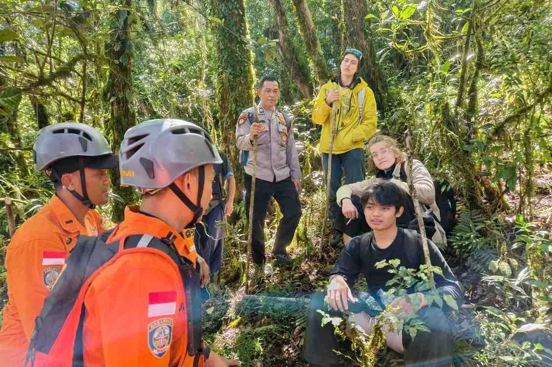 Tim SAR gabungan bersama pemandu lokal saat berhasil mengevakuasi tiga pendaki remaja yang tersesat di ketinggian Gunung Batukaru Tabanan.