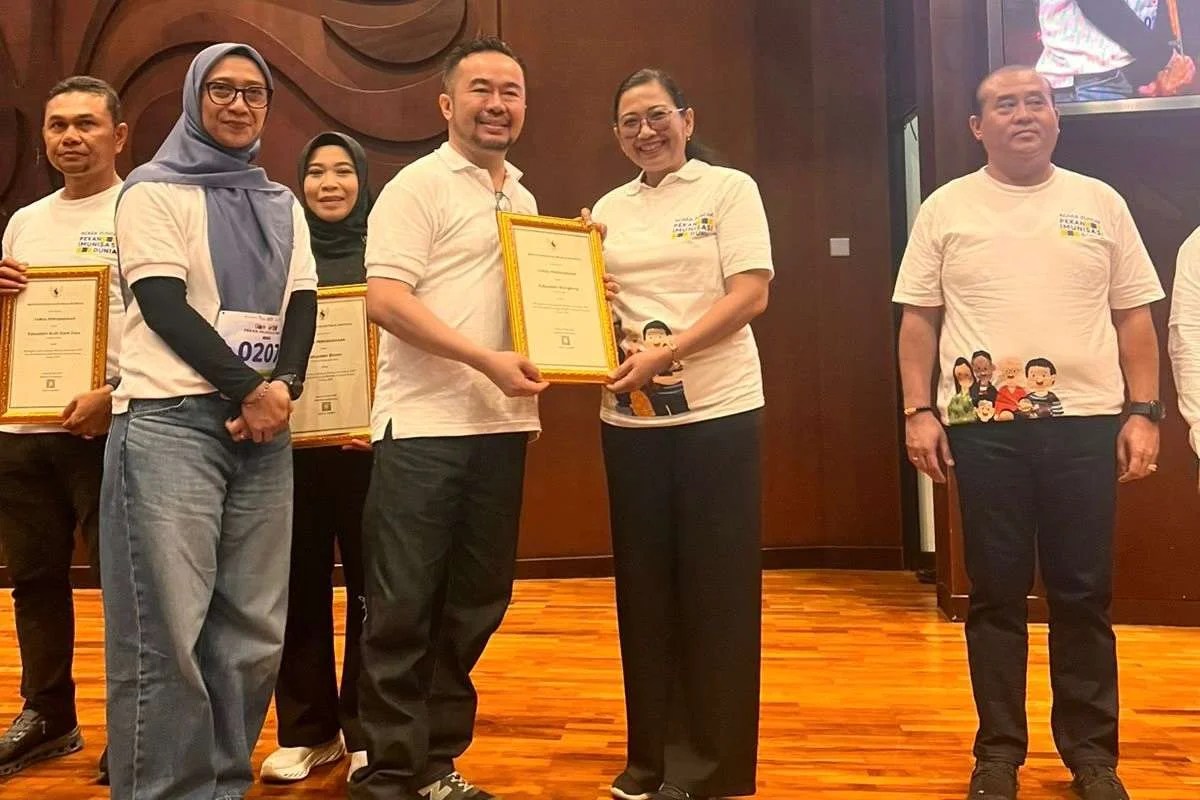 Kepala Dinas Kesehatan Klungkung drg. I Gusti Ayu Ratna Dwijawati saat menerima penghargaan Peringkat Terbaik Pertama Nasional dari Dirjen P2P Kemenkes.
