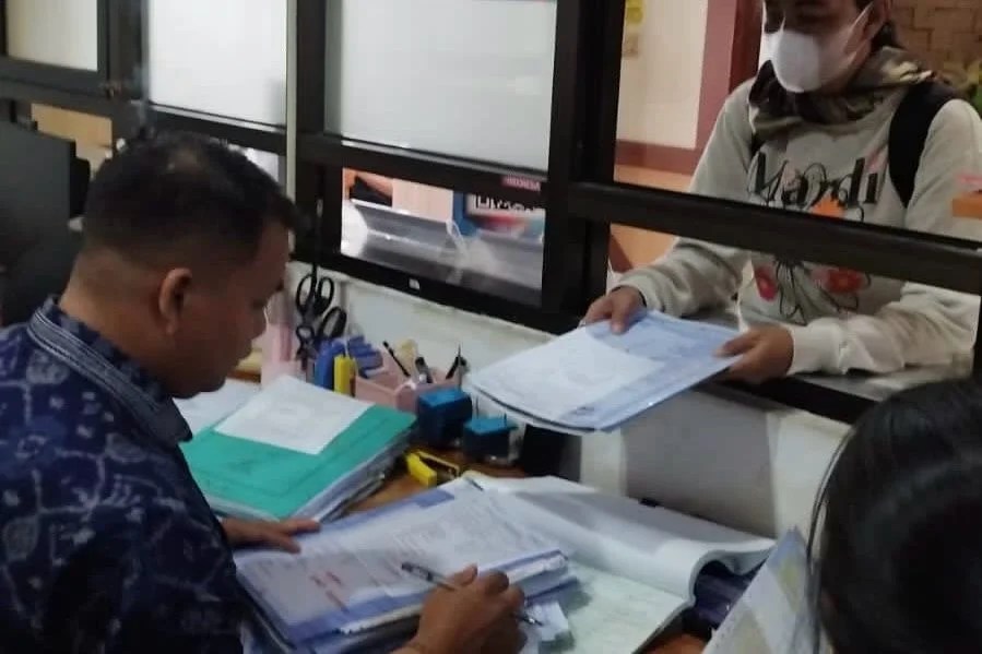 Suasana humanis saat personel Dit Lantas Polda Bali melayani masyarakat yang sedang mengurus administrasi BPKB di loket pelayanan.