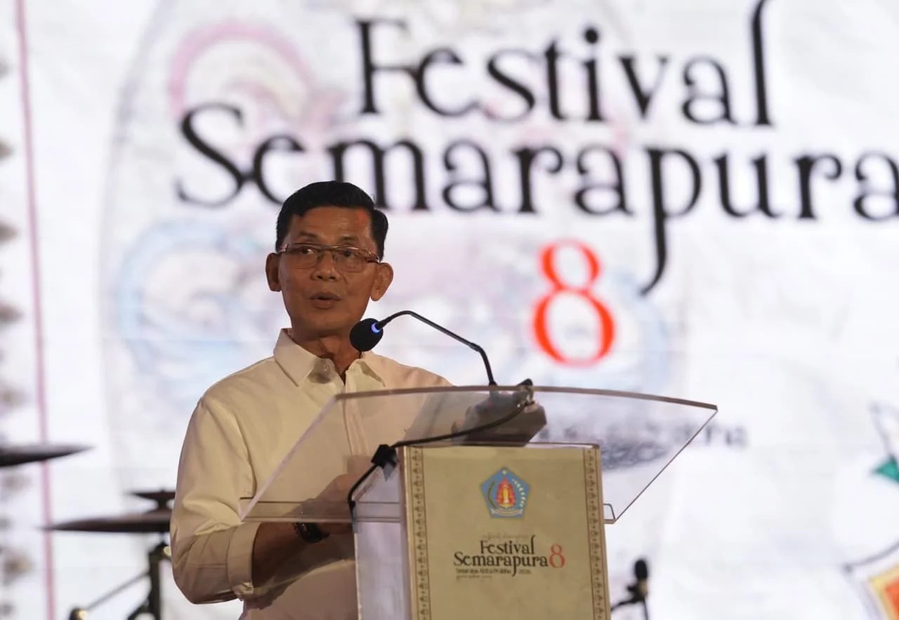 Bupati Klungkung I Made Satria saat memberikan sambutan pada penutupan Festival Semarapura ke-8 Tahun 2026 di depan Monumen Ida Dewa Agung Jambe.
