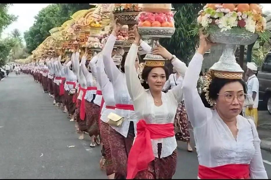 Deretan ibu-ibu krama pengemong saat melaksanakan tradisi mepeed membawa gebogan di Pura Samuantiga.
