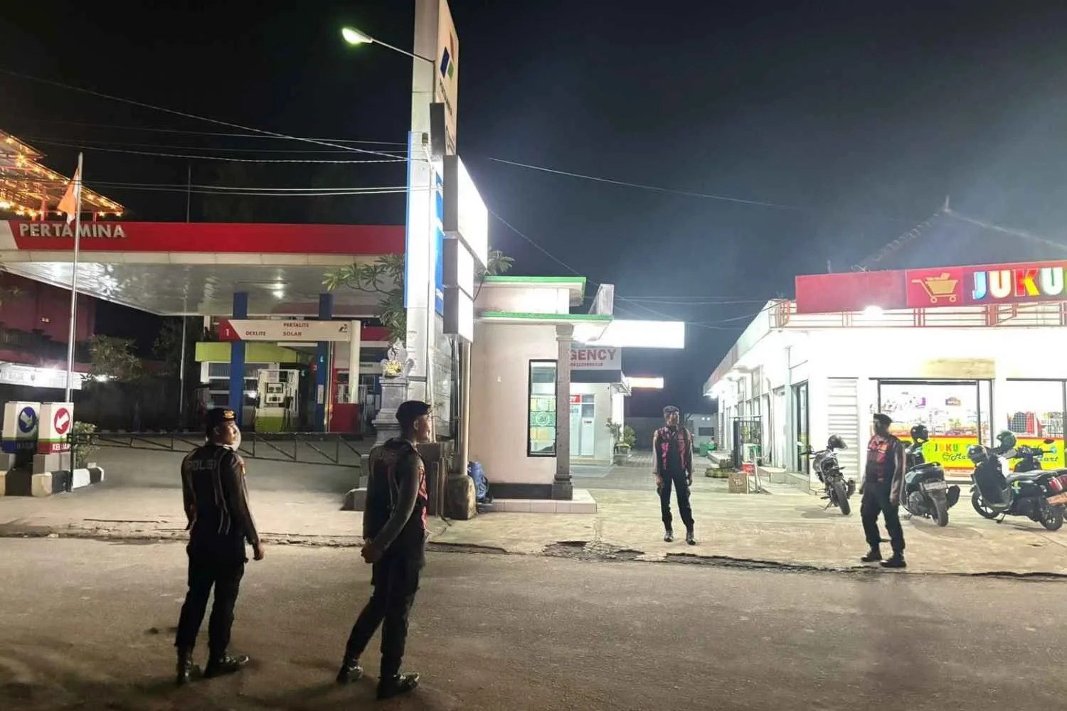 Personel Unit Samapta Polsek Nusa Penida saat melaksanakan pemantauan situasi kamtibmas dalam giat patroli malam di Simpang Tiga Banjar Nyuh Desa Ped.