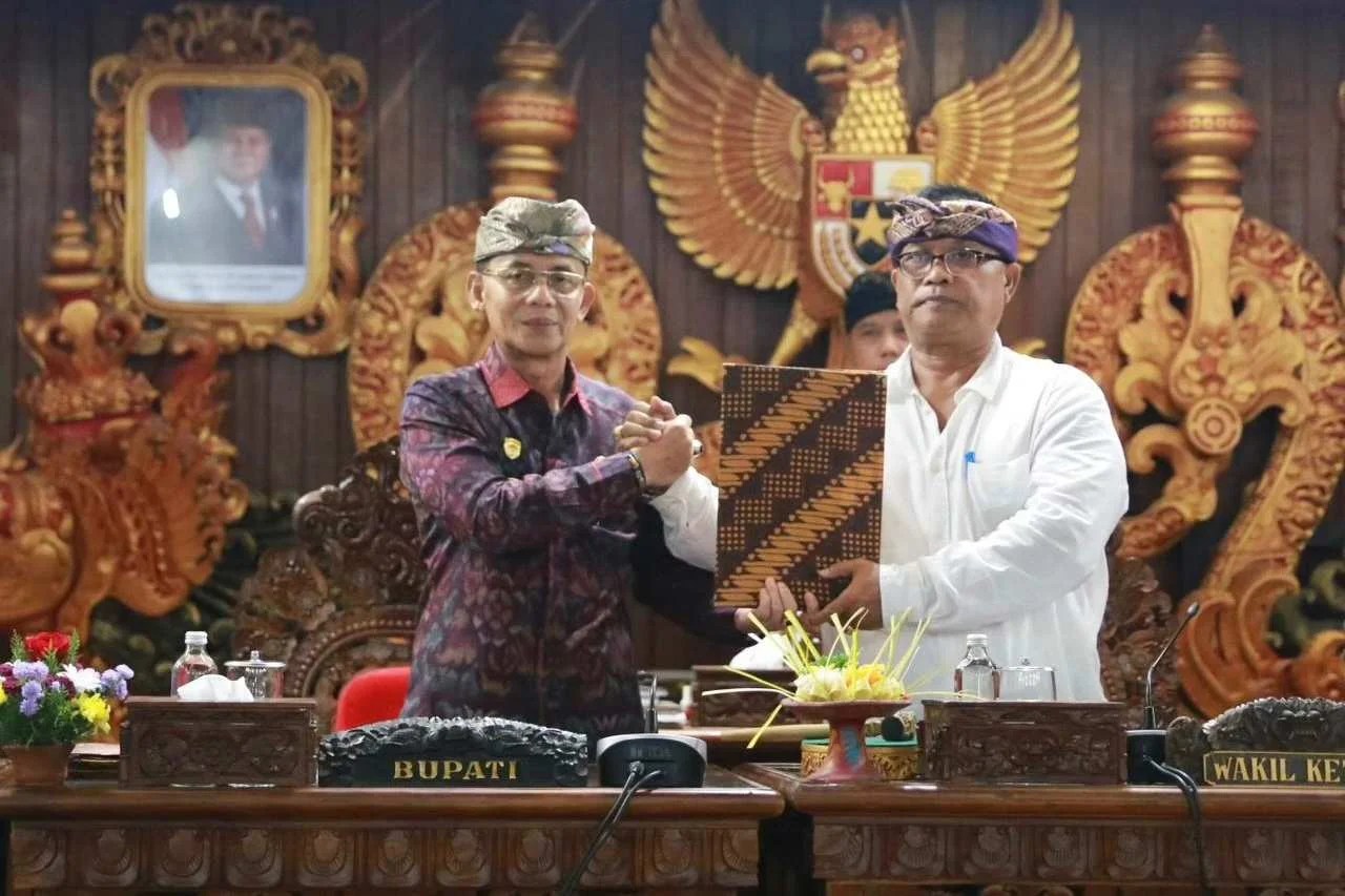 Bupati Klungkung I Made Satria saat menandatangani berita acara penetapan dua Perda baru di Sidang Paripurna DPRD Klungkung.