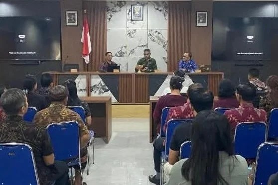 Kepala Dinas PMD Kabupaten Gianyar I Gede Daging saat memberikan pemaparan terkait tahapan dan aturan baru Pilkel Serentak 2026.