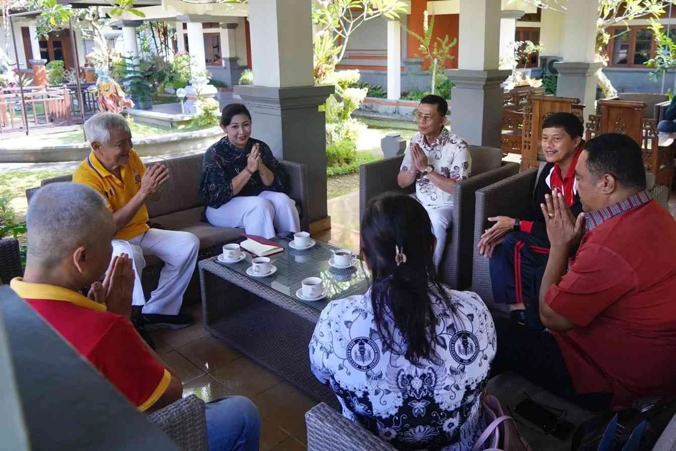 Bupati Klungkung I Made Satria saat menerima audiensi hangat dari jajaran Panitia Perayaan Hari Suci Waisak di Rumah Jabatan Bupati.