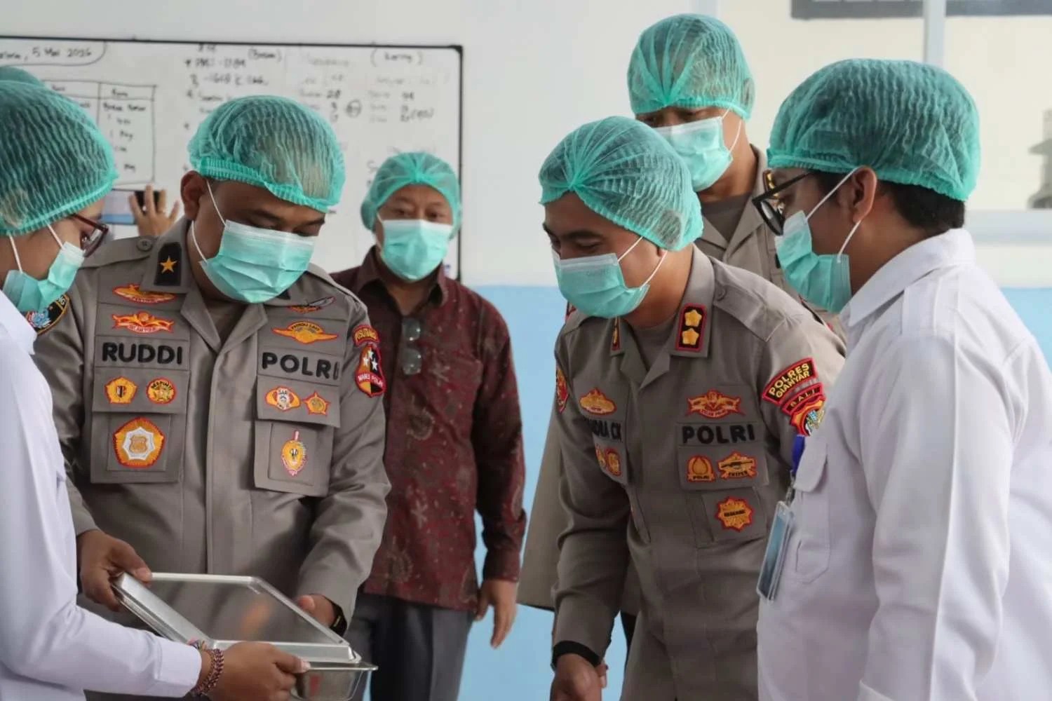 Brigjen Pol Ruddi Setiawan dan tim Puslitbang Polri saat meninjau sarana dapur SPPG Gianyar 1 di Tampaksiring.