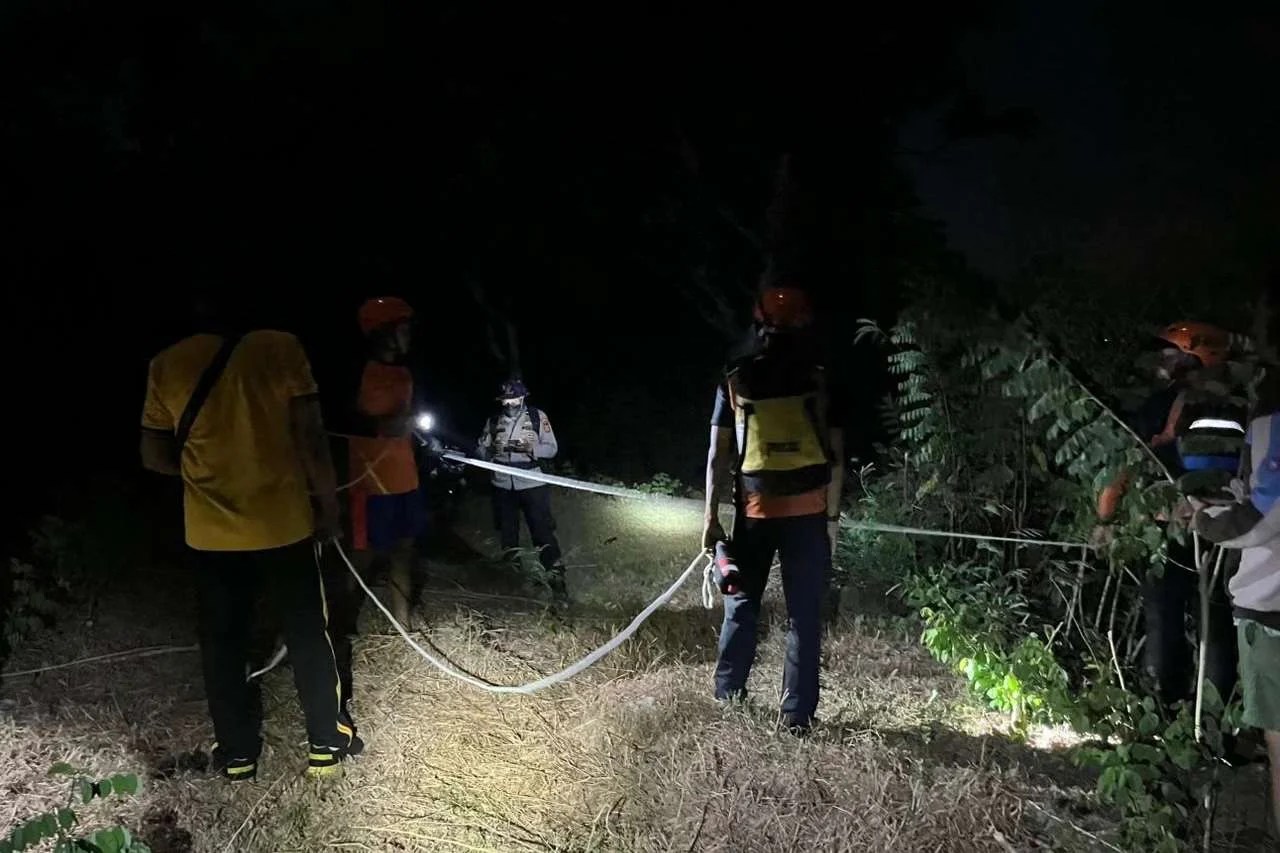 Tim SAR Gabungan saat menurunkan personel menggunakan tali untuk mengevakuasi dua WNA Rusia yang terjebak di tebing Pantai Padang-Padang Pecatu.