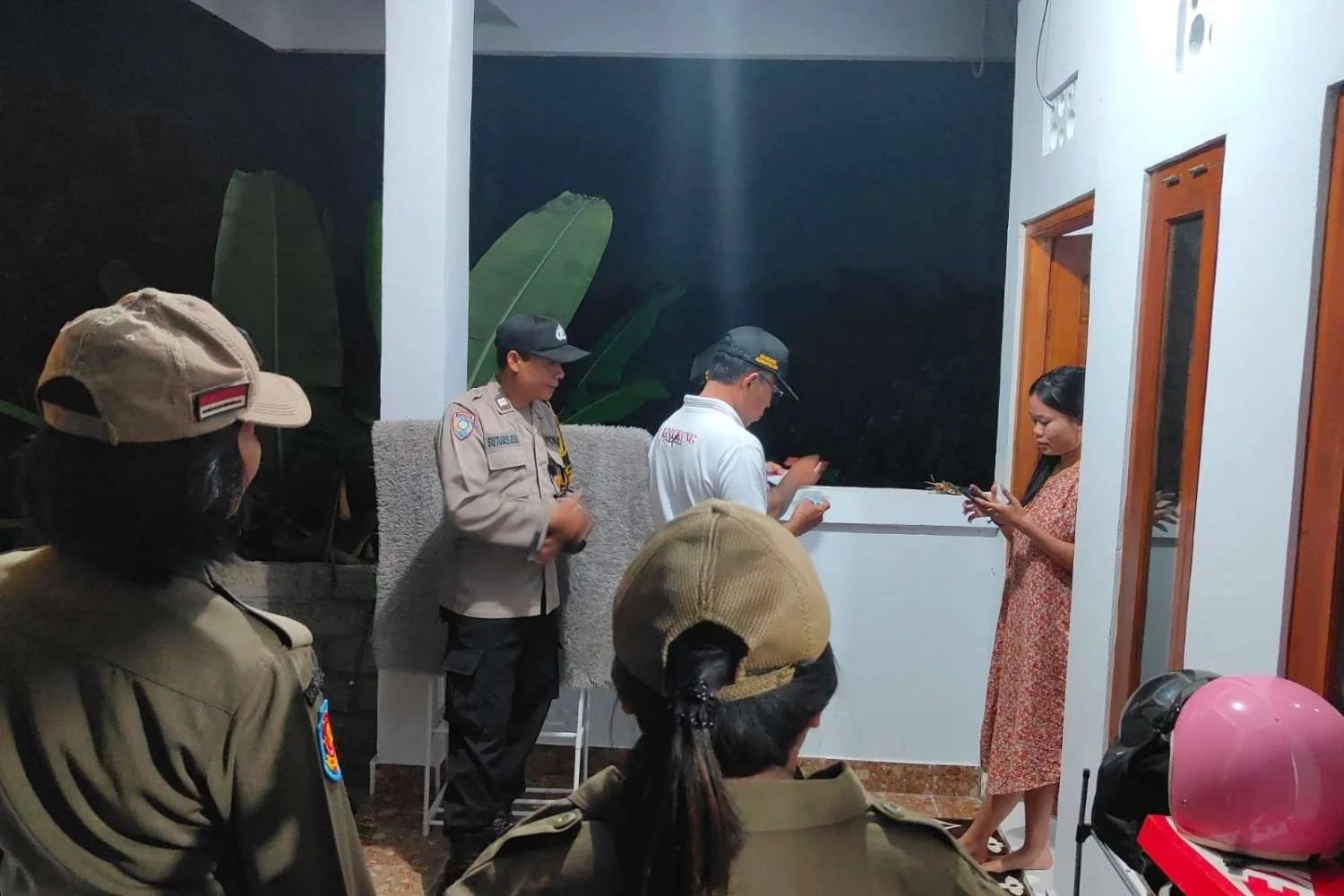 Personel Bhabinkamtibmas bersama Satpol PP Klungkung dan Lurah Cok Gde Brasika Putra saat mendata warga kos dalam sidak penduduk pendatang di Semarapura Kauh.