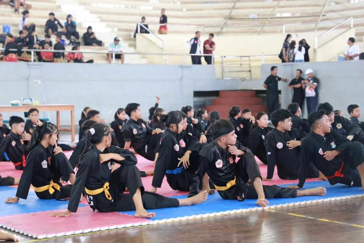 Wakil Bupati Klungkung Tjokorda Gde Surya Putra saat membuka kegiatan Sparing Partner PSPS Bakti Negara di GOR Swacapura.