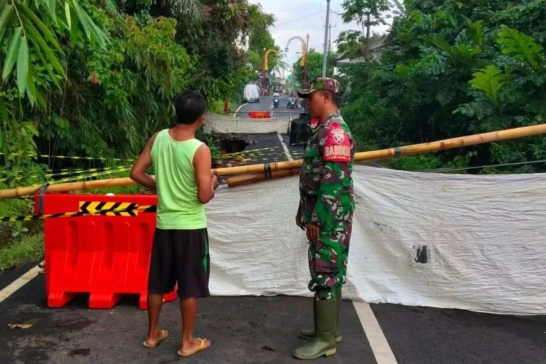 Diguyur Hujan Deras Akses Jembatan Jebol
