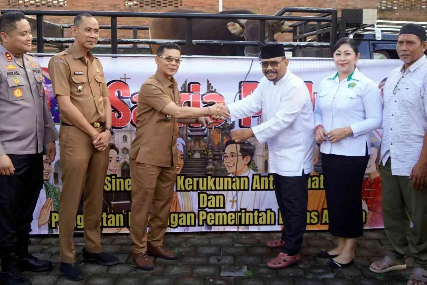 Bupati Klungkung saat menyerahkan tali tali hewan kurban sapi secara simbolis kepada Ketua MUI Klungkung H. Agus Radiman di halaman Kesbangpol.