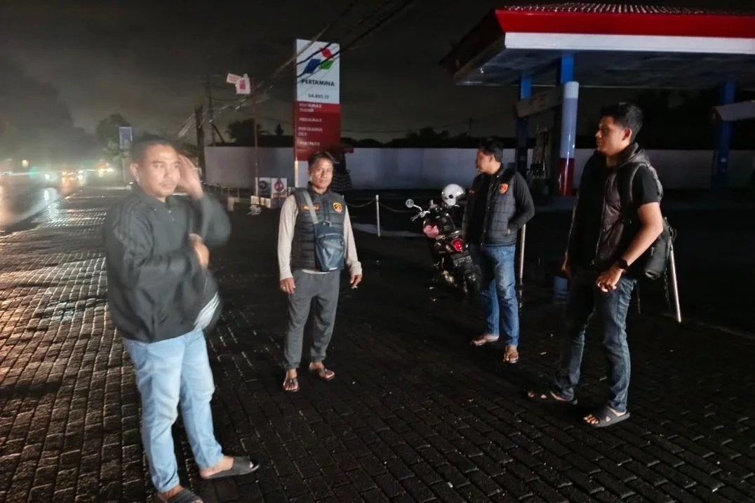 Personel Team Opsnal Polsek Gianyar saat menggelar patroli KRYD dan memeriksa kelengkapan kendaraan pemuda di jalur raon malam hari.