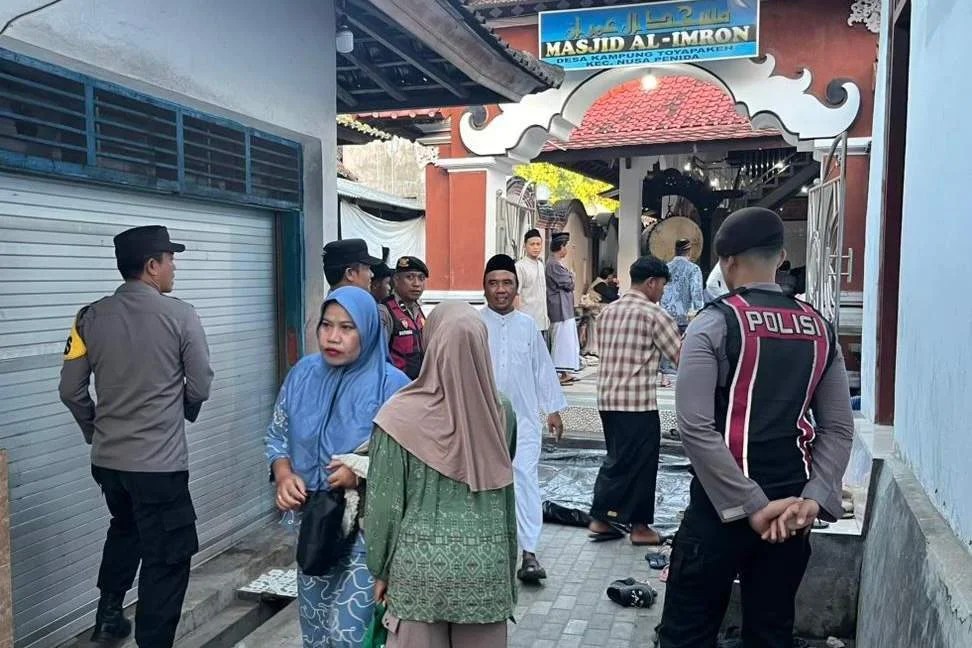 Personel Polsek Nusa Penida bersama TNI dan Laskar Al Imron saat mengatur lalu lintas jemaah di depan Masjid Al Imron Kampung Toyapakeh.