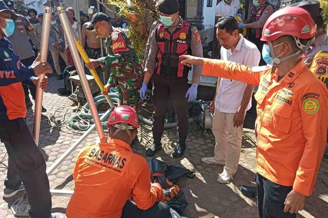 Personel Rescue Unit Siaga SAR Nusa Penida saat melakukan proses evakuasi korban dari dalam sumur sedalam 4 meter di Desa Bunga Mekar.